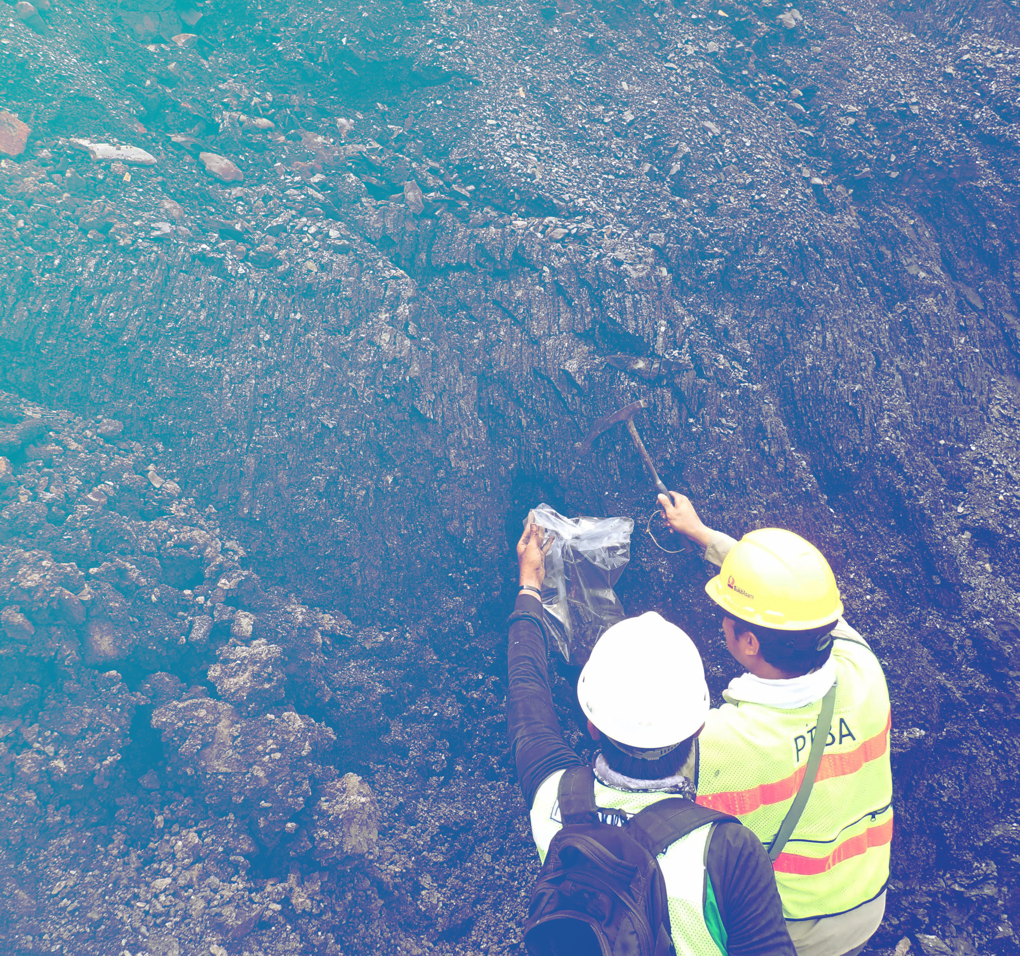 Pekerja Green Power dengan panel surya